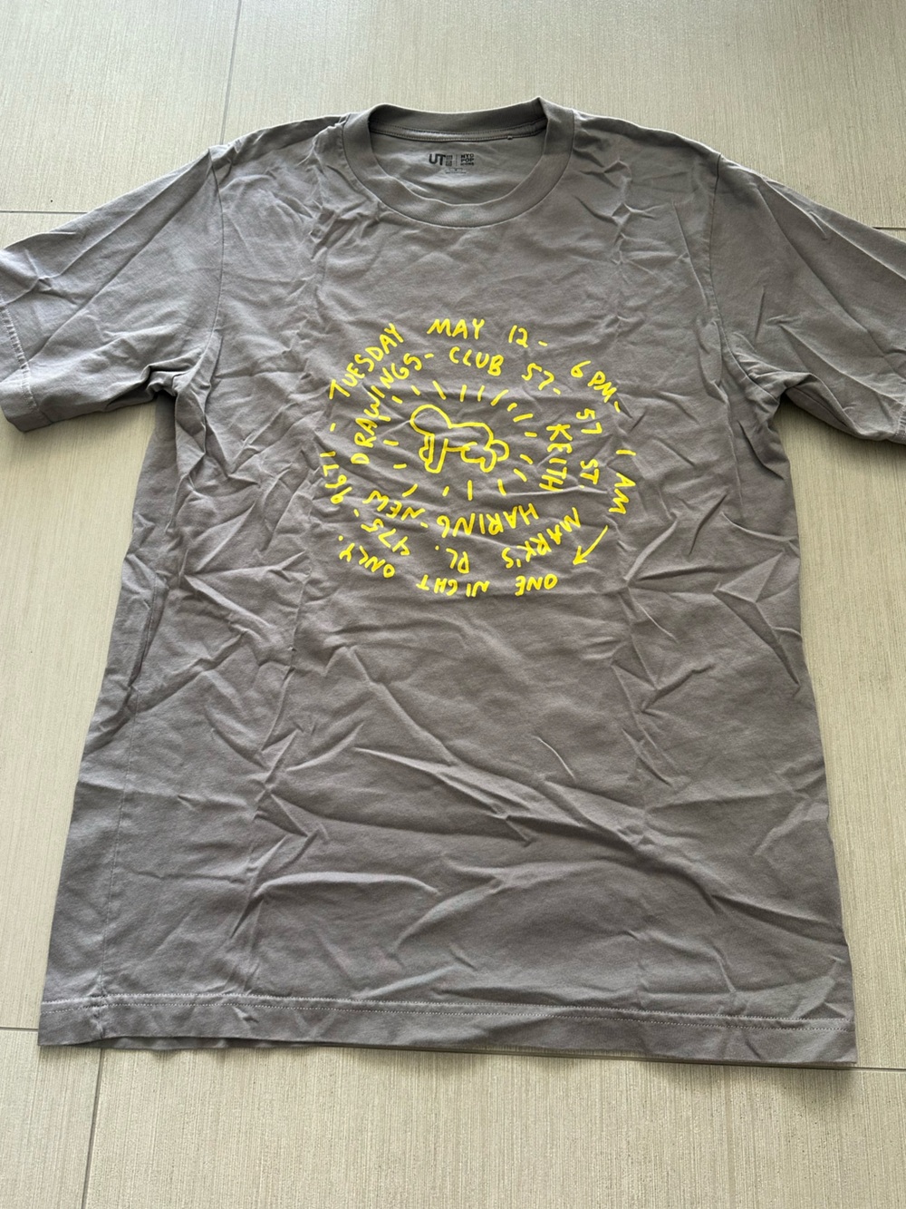 Uniqlo Men's Short Sleeve Gray T‑Shirt with Yellow Graphic